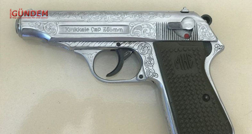 Midye tezgahında silah satarken yakalandı