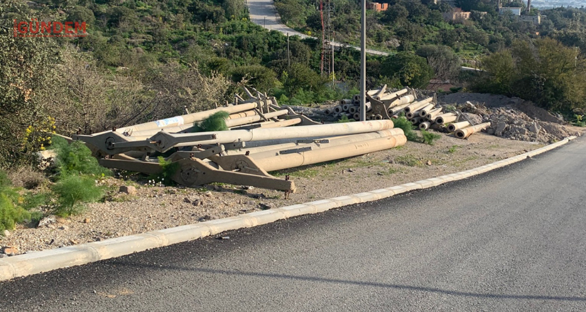 Bitez’de yaya kaldırımdan, araç yoldan zor geçiyor