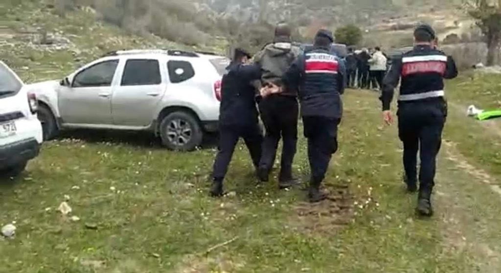 Zeytinliklerin sökülmesine karşı olanlara ters kelepçeli gözaltı