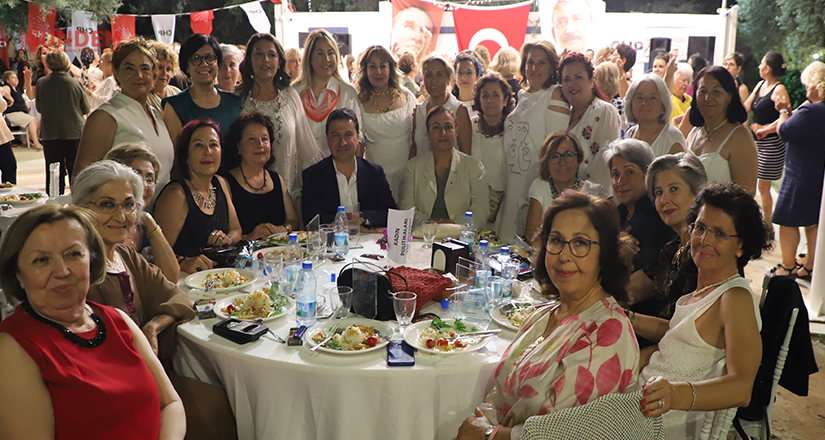 CHP’li kadınlar dayanışma gecesinde doyasıya eğlendiler