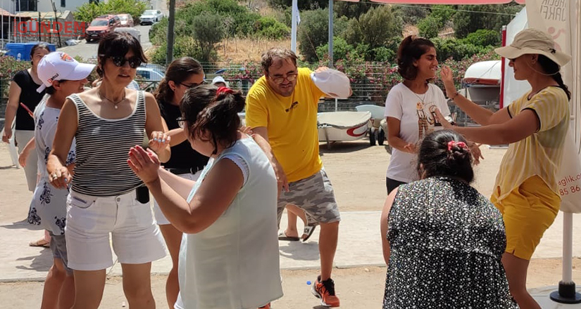 Çocuklar özgürce denize girip eğlendi