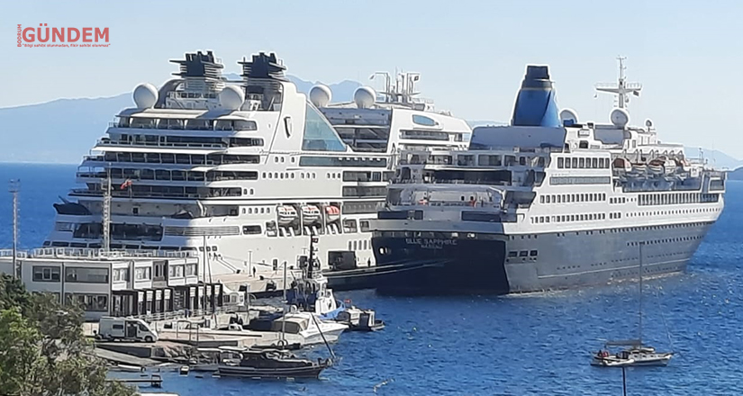 İki dev yolcu gemisi Bodrum’a geldi