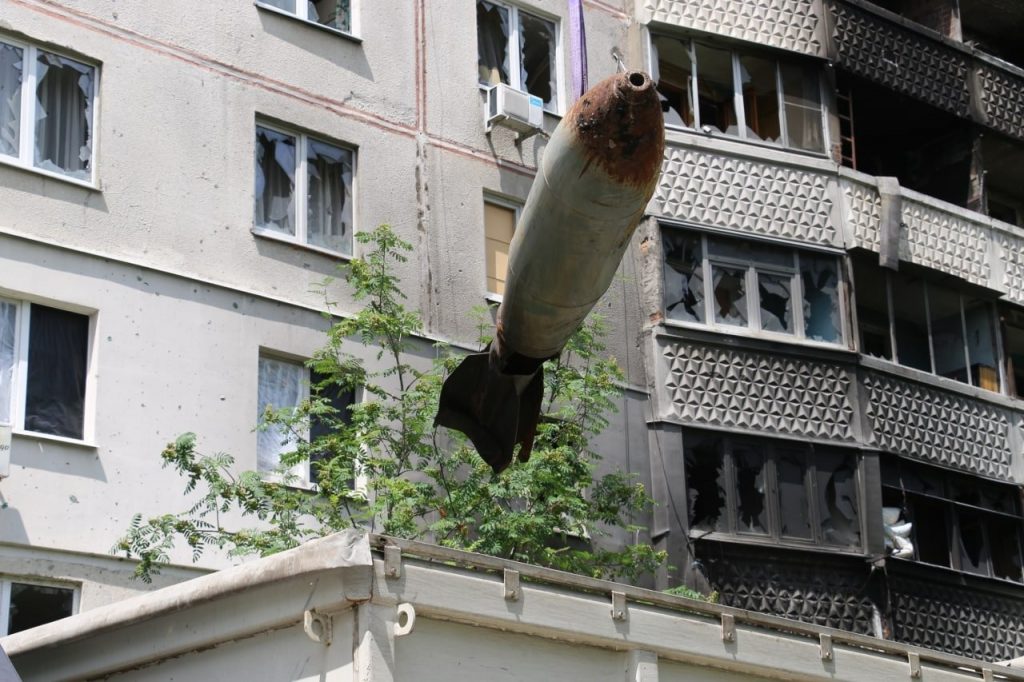 Harkov’da 9 katlı binanın çatısındaki bomba vinçle çıkarıldı