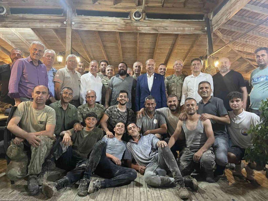 Yangını sağanak yağış söndürdü