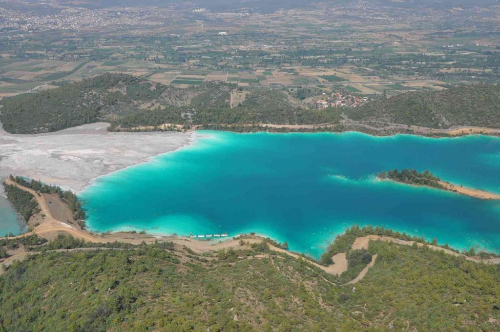 Kül gölü fotoğrafçıların ilgi odağı oldu