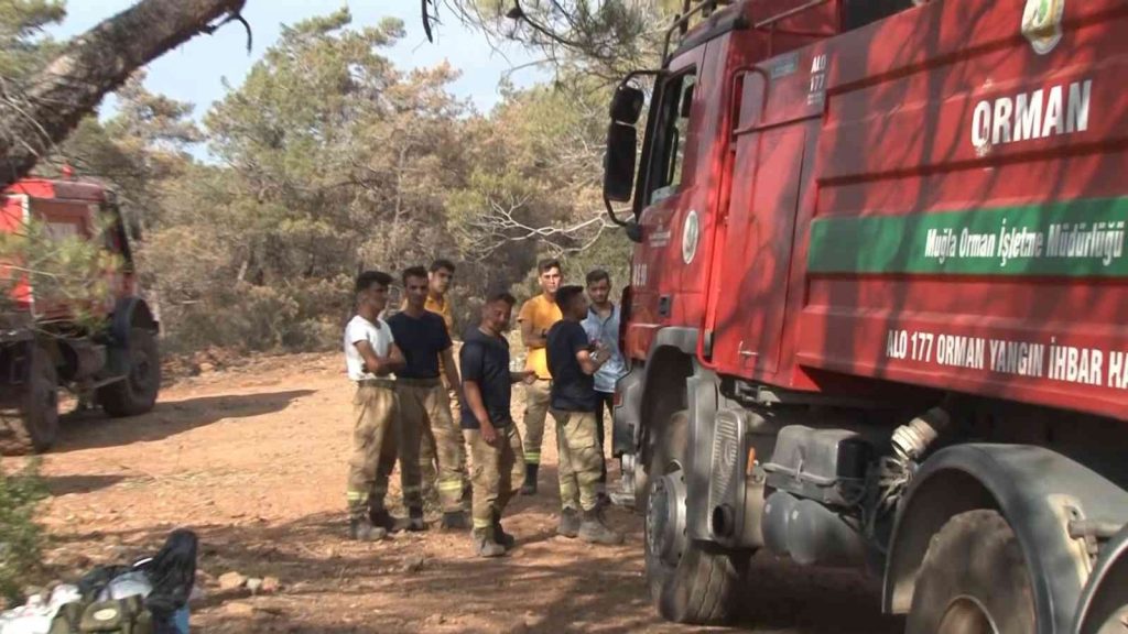 Marmaris’te alev nöbeti tutan orman işçisi: “Her yer güvenli denilene kadar bu bölgedeyiz”