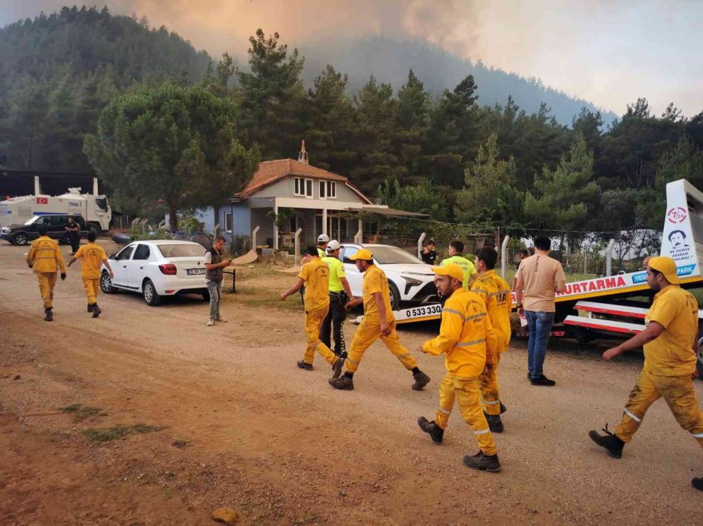 Marmaris’te alevlerin tehdidi altındaki yangın kriz merkezi boşaltılıyor