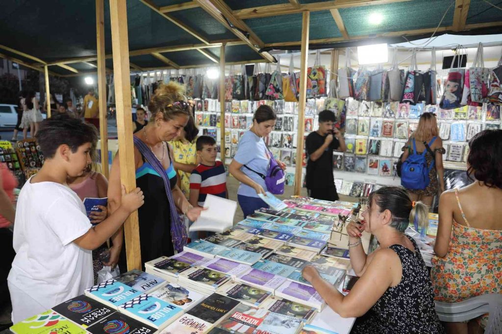 Marmaris’te kitap günleri sürüyor