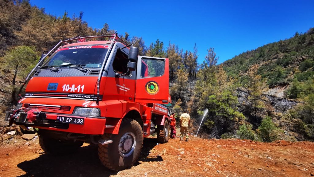 Marmaris’te yanan alanların soğutma çalışmaları devam ediyor