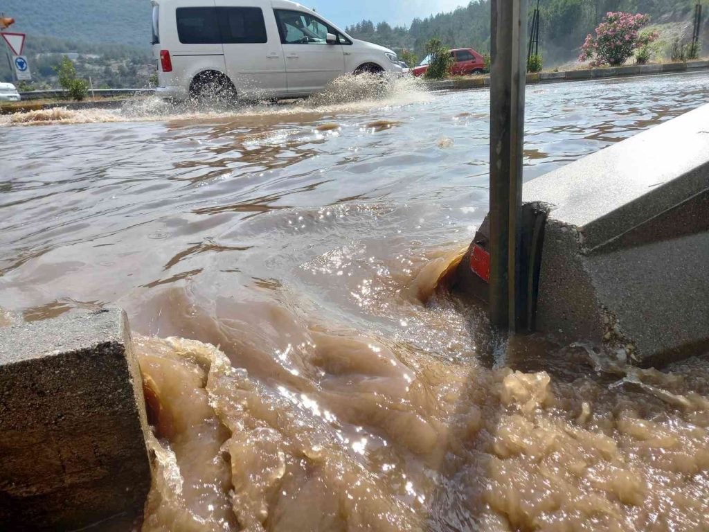 Muğla’da yaz yağmuru su birikintisine sebep oldu