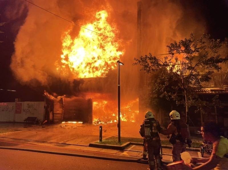 Tayvan’da ailesine kızan şahıs evi ateşe verdi: 8 ölü