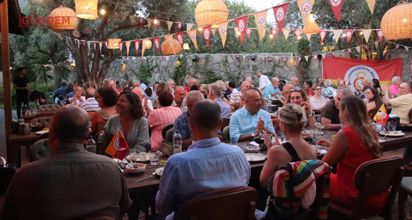 Galatasaray camiası Eşraf Bar & Grill’de bir araya geldi