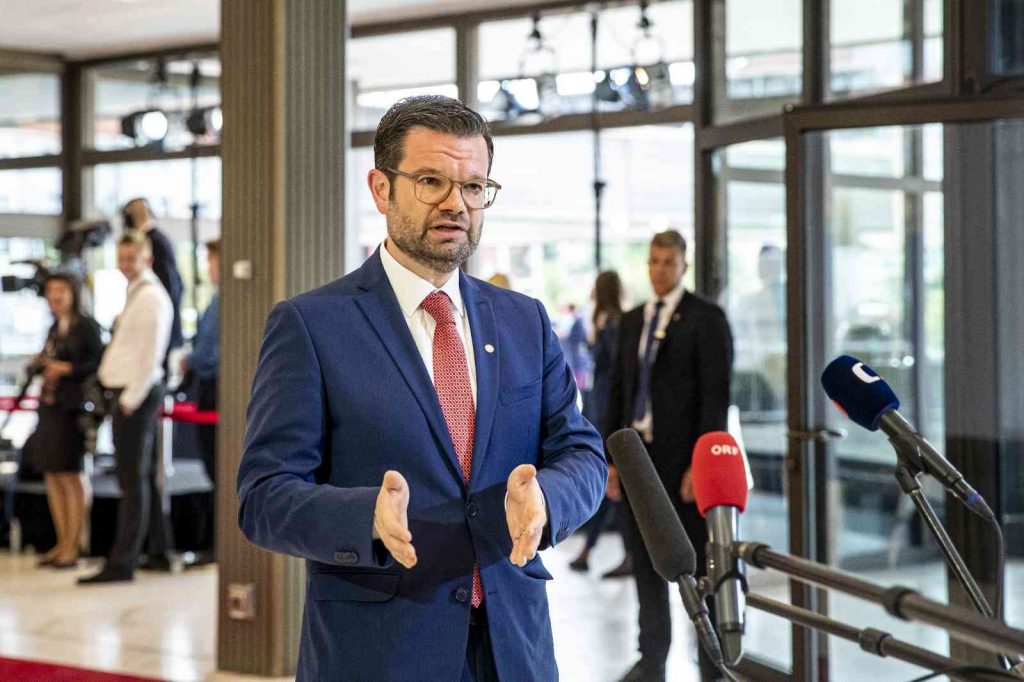 Almanya’da sonbaharda maske zorunluluğu geri geliyor