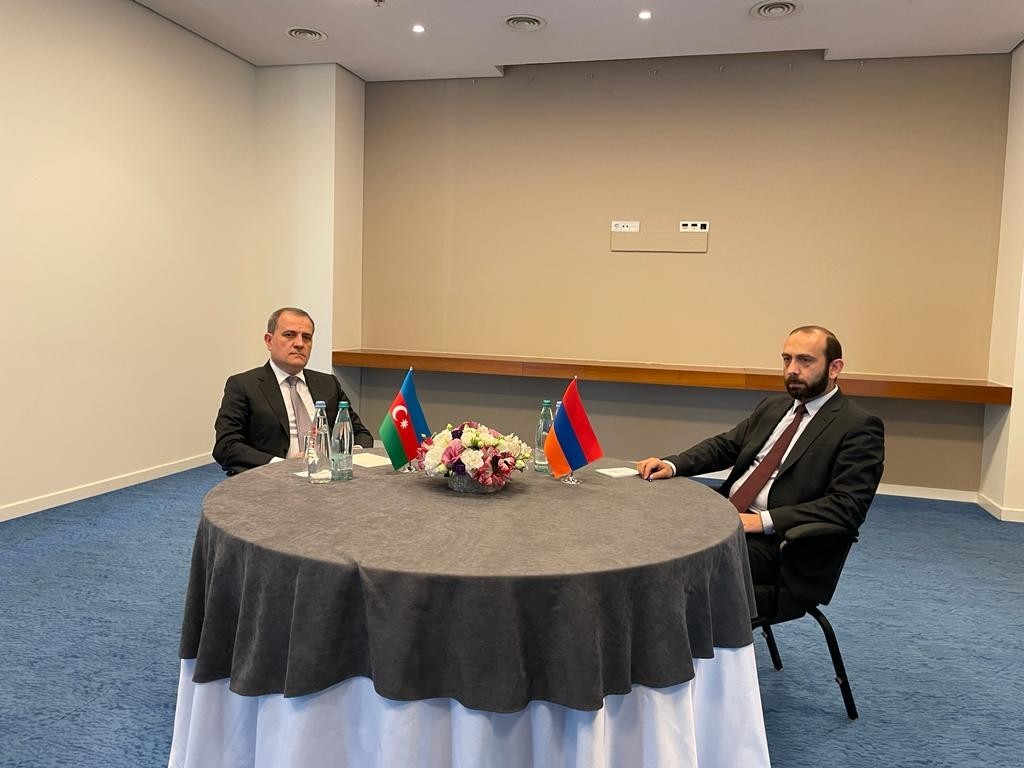 Bayramov-Mirzoyan arasındaki ilk yüz yüze görüşme başladı
