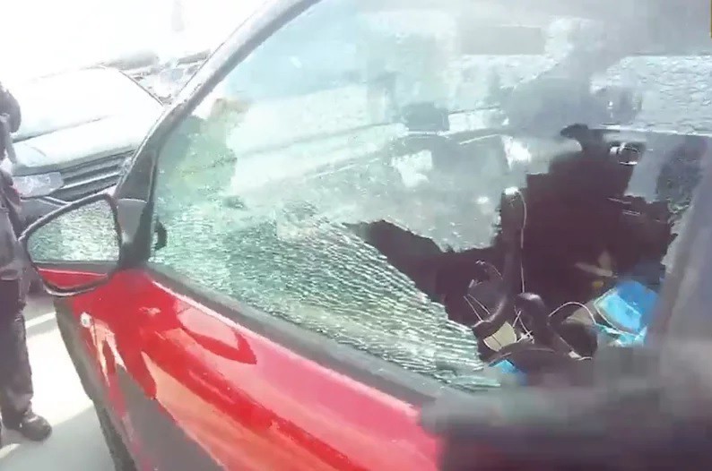 Çekya’da arabada bırakılan 3 yaşındaki çocuğu polisler kurtardı