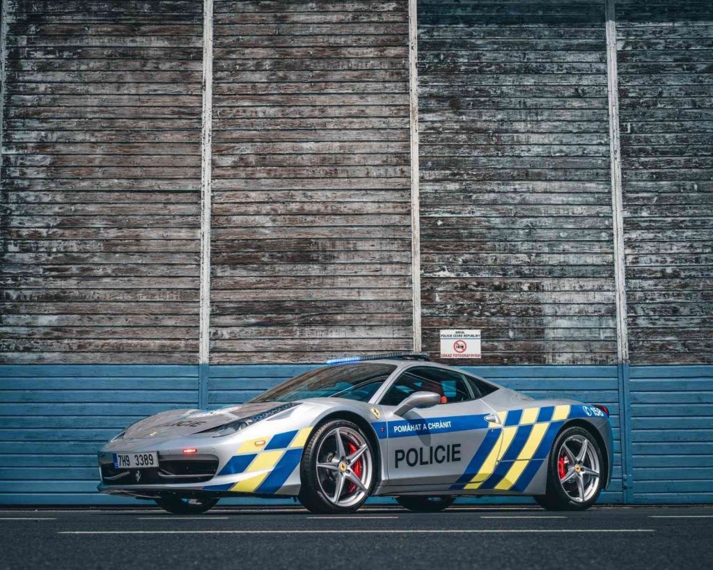 Çekya’da el konulan Ferrari polis filosuna katıldı