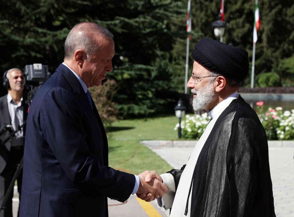 Cumhurbaşkanı Erdoğan Tahran’da resmi törenle karşılandı
