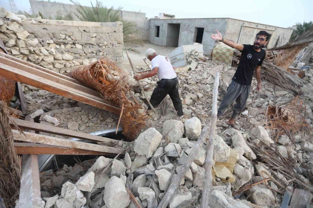 İran’da 3 büyük deprem: 5 ölü, 44 yaralı