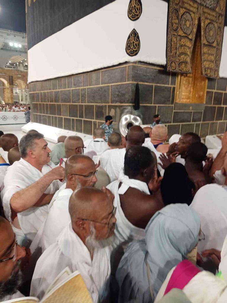 Kabe’nin çevresindeki bariyerler nedeniyle Hacer’ül Esved’e hasret tavaf