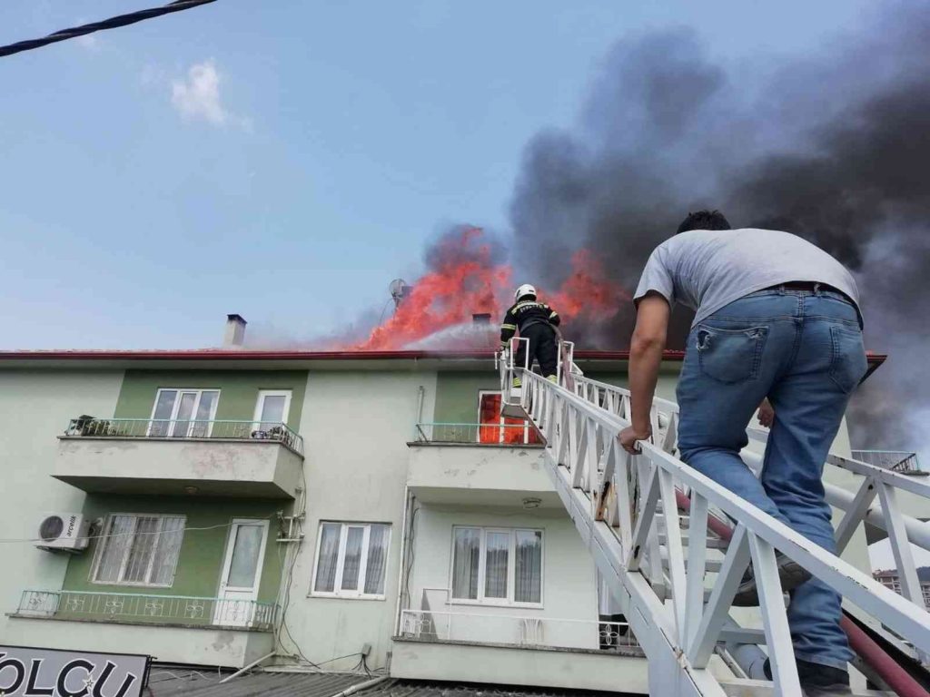 Kavaklıdere’deki çatı yangınında 2 ev kullanılamaz hale geldi