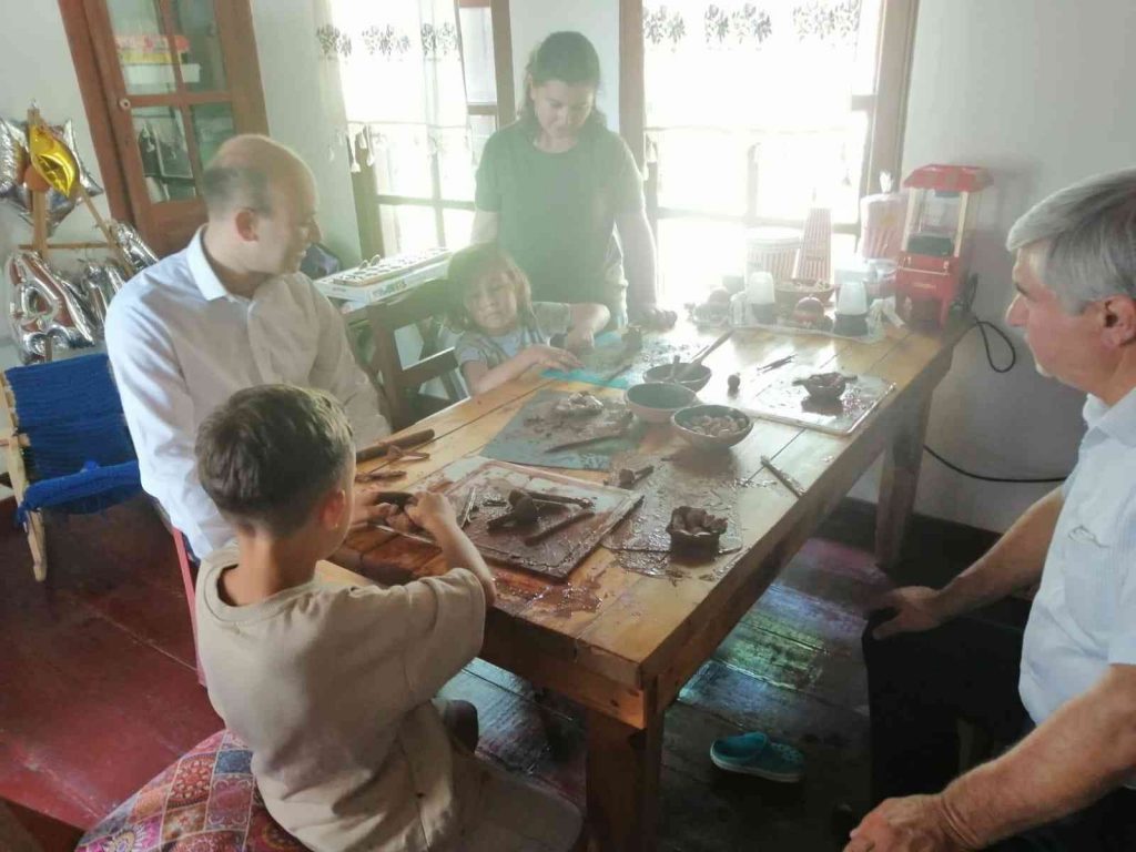 Köyceğiz’de minikler seramik tabak yapmayı öğrendi