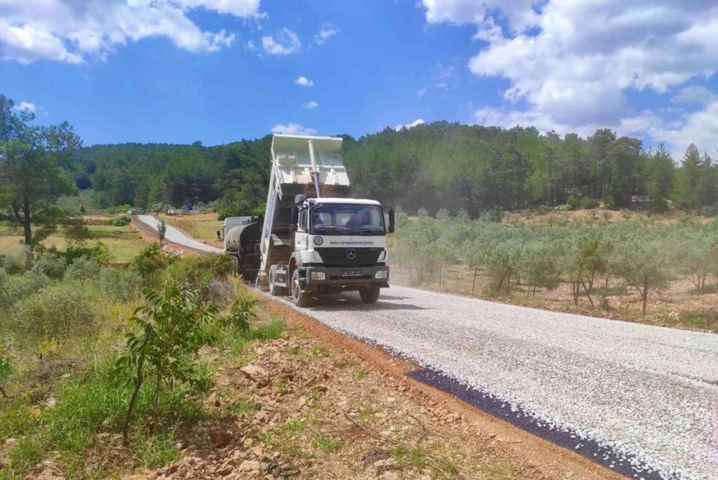 Menteşe’nin kırsal mahallelerinde yol çalışmaları sürüyor