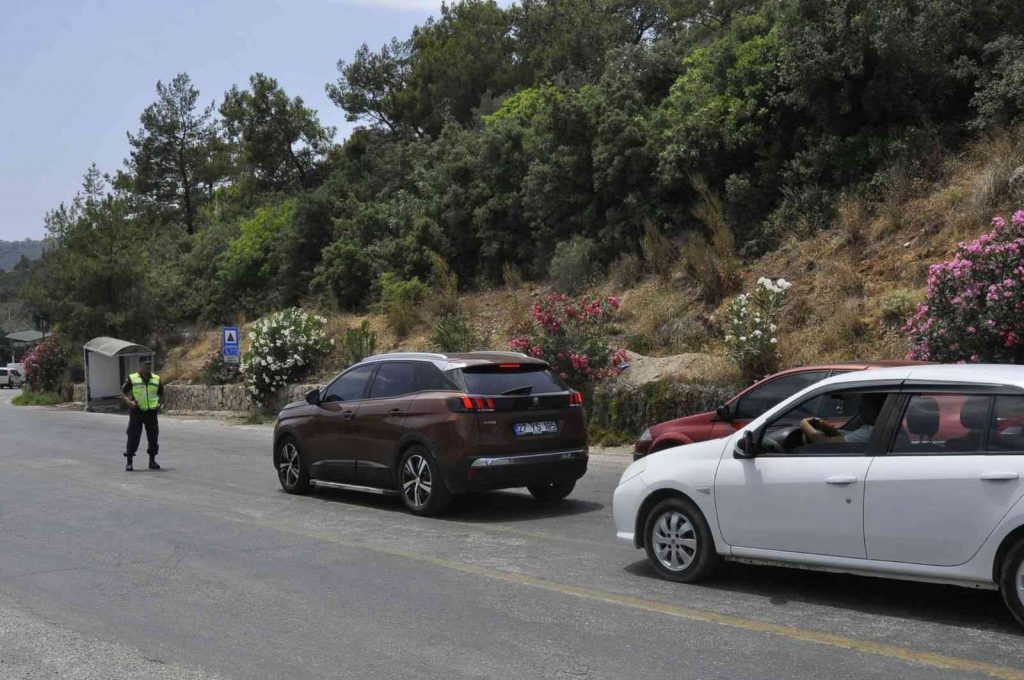 Ölüdeniz yolunda trafik tıkandı, plajlar doldu