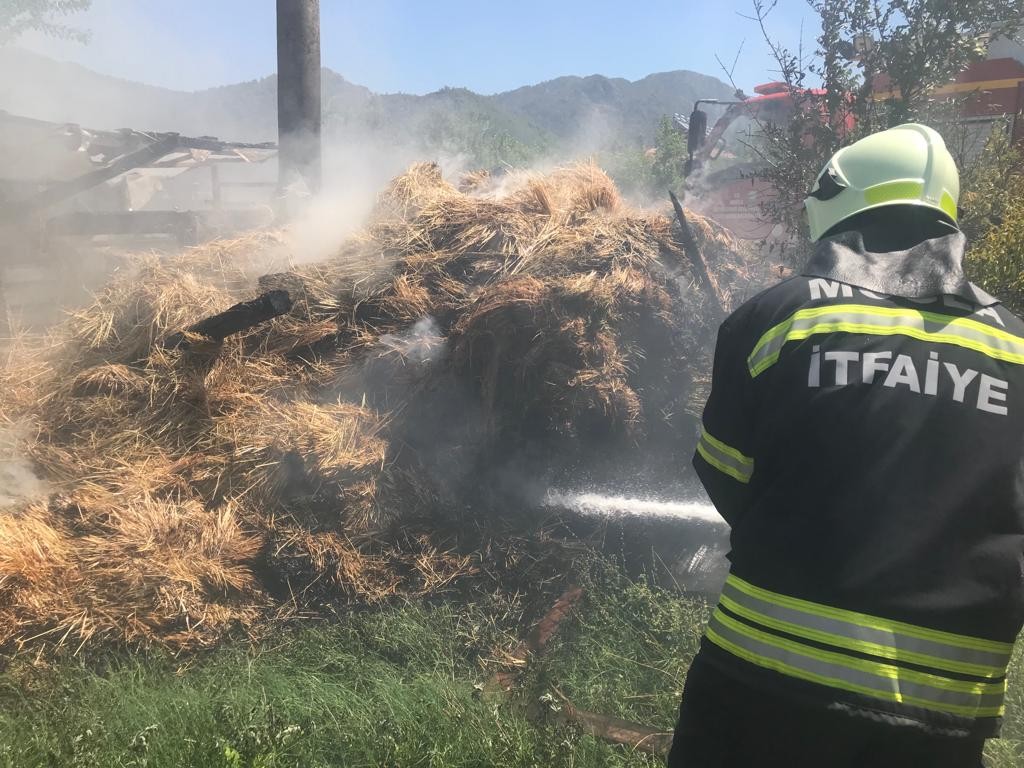 Ortaca’da Saman balyaları yandı