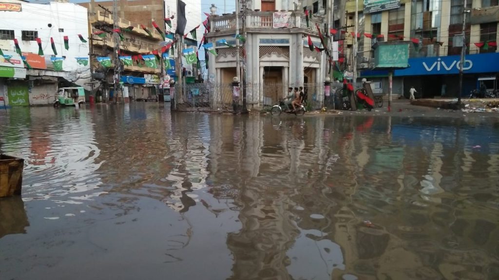 Pakistan’ı sel vurdu: 20 ölü