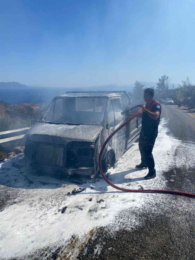 Seyir halindeki kamyonet yandı