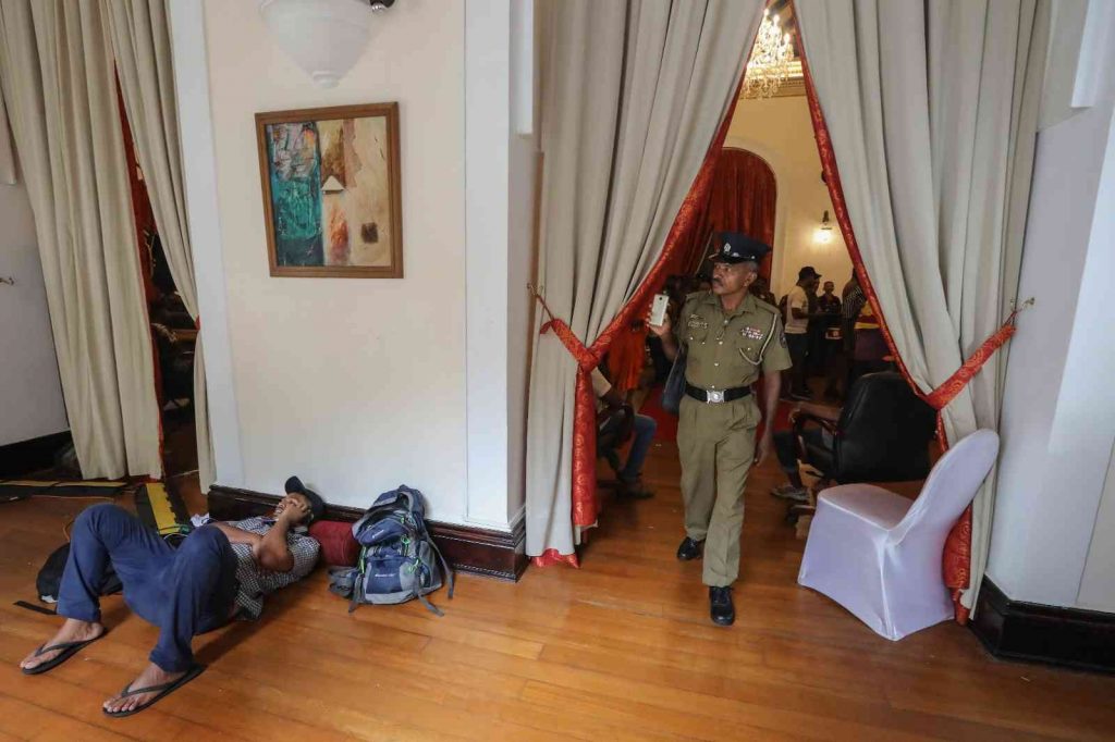 Sri Lanka’da protestocular başkanlık konutundan ayrılmıyor