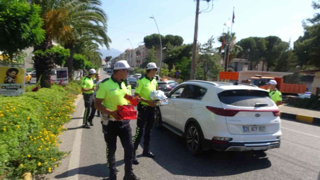 Trafik polisleri Marmaris’te hem uyardı, hem çikolata dağıttı