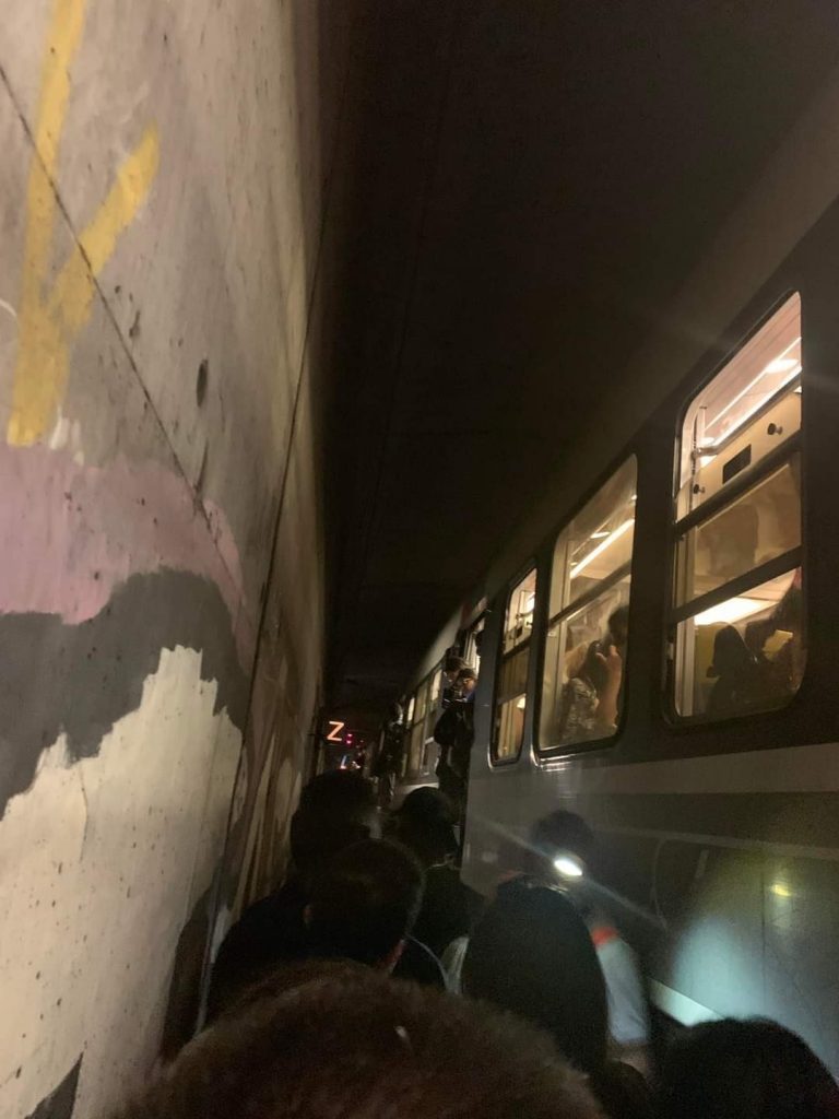 Tren seferleri aksayan Paris’te halk tünellerde mahsur kaldı