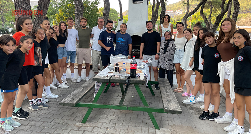 Türkiye Şampiyonu Hokeycilere Antrenör Serkan Şen’den Mangal Ziyafeti