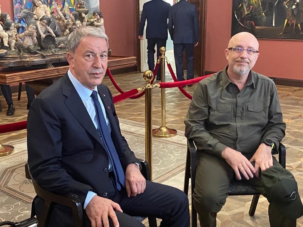Bakan Akar, Lviv’de Ukraynalı mevkidaşı Reznikov ile görüştü