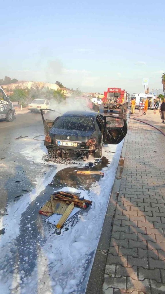 Fethiye’de seyir halindeki otomobil alev alev yandı