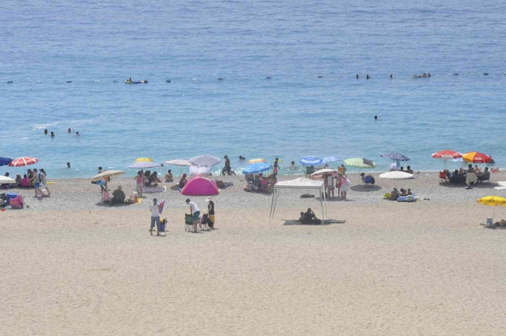 Fethiye’de sıcaktan bunalan yerli ve yabancı tatilciler Ölüdeniz’e koştu