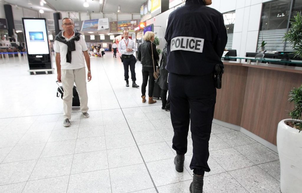 Fransa’da havalimanındaki bıçaklı saldırgan öldürüldü