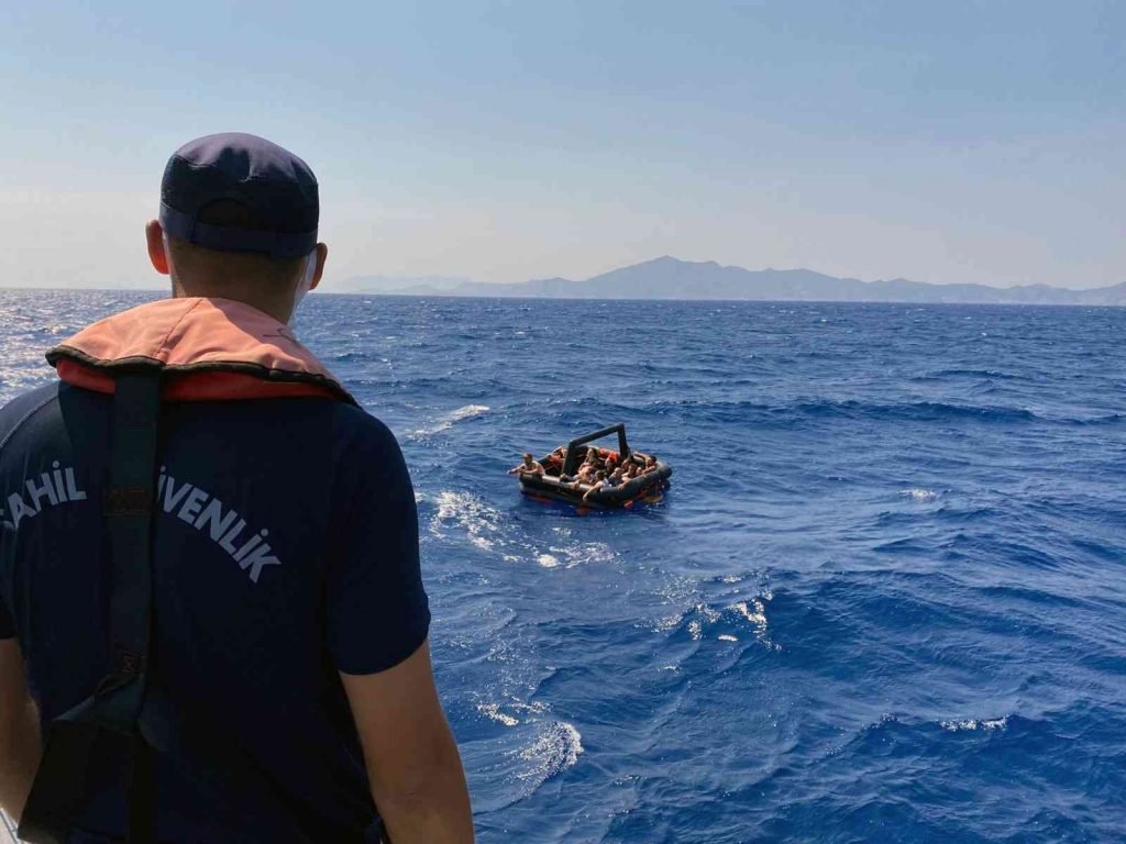Marmaris’te 33 düzensiz göçmen kurtarıldı