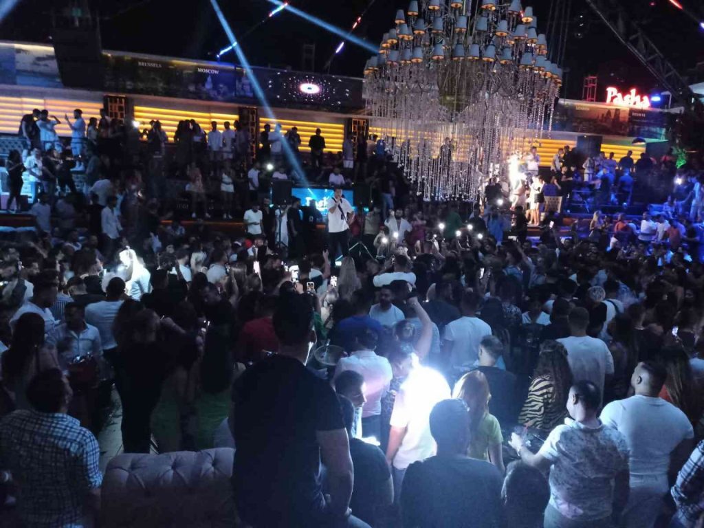 Mero’nun sahne aldığı eğlence mekanı doldu taştı