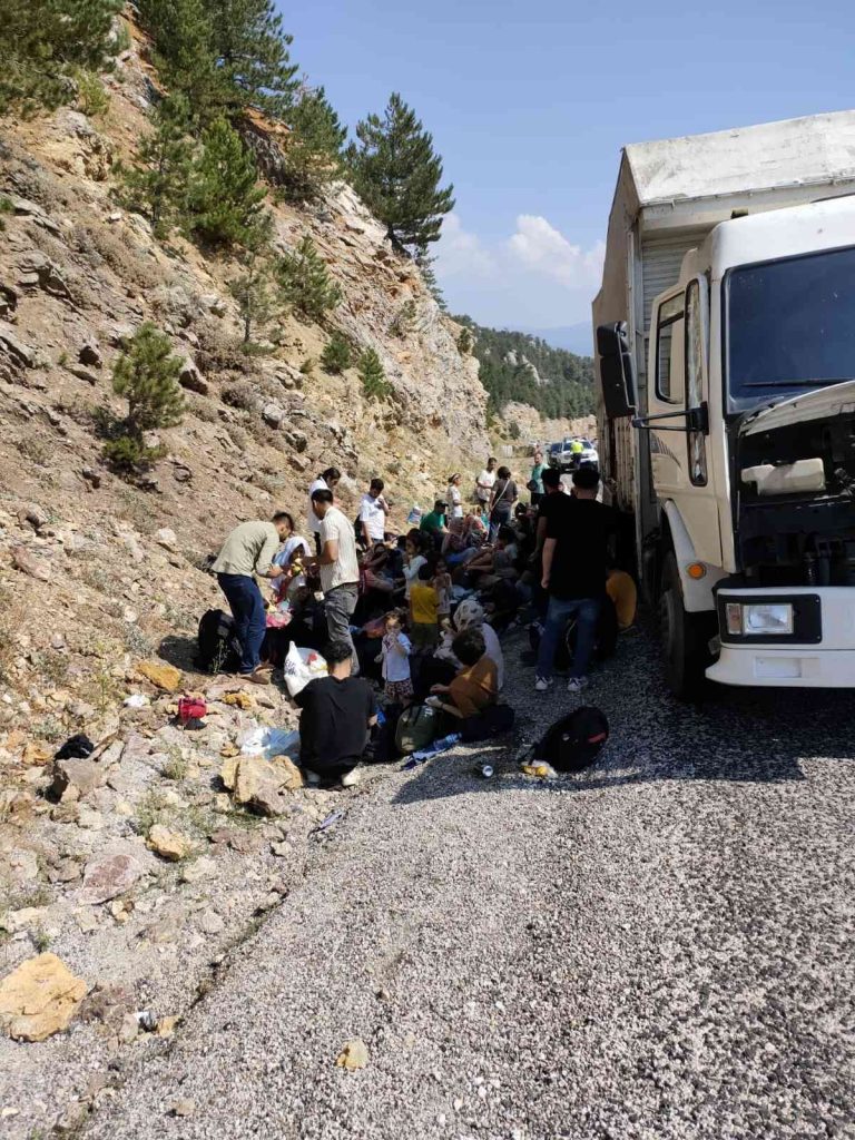 Muğla’da arızalanan kamyonun kasasında 72 düzensiz göçmen yakalandı