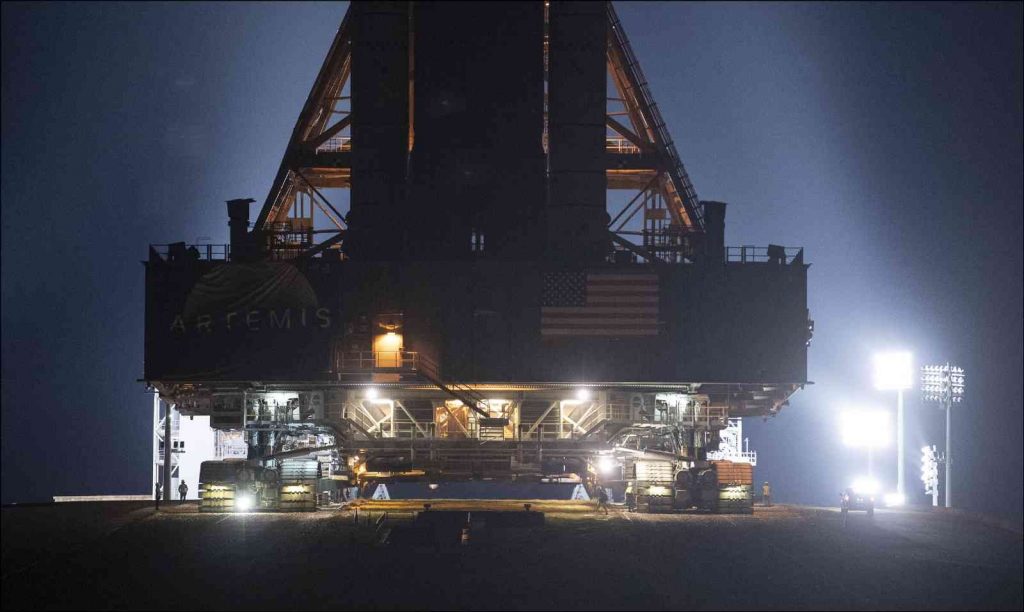 NASA’nın yeni Ay roketi rampaya yerleştirildi