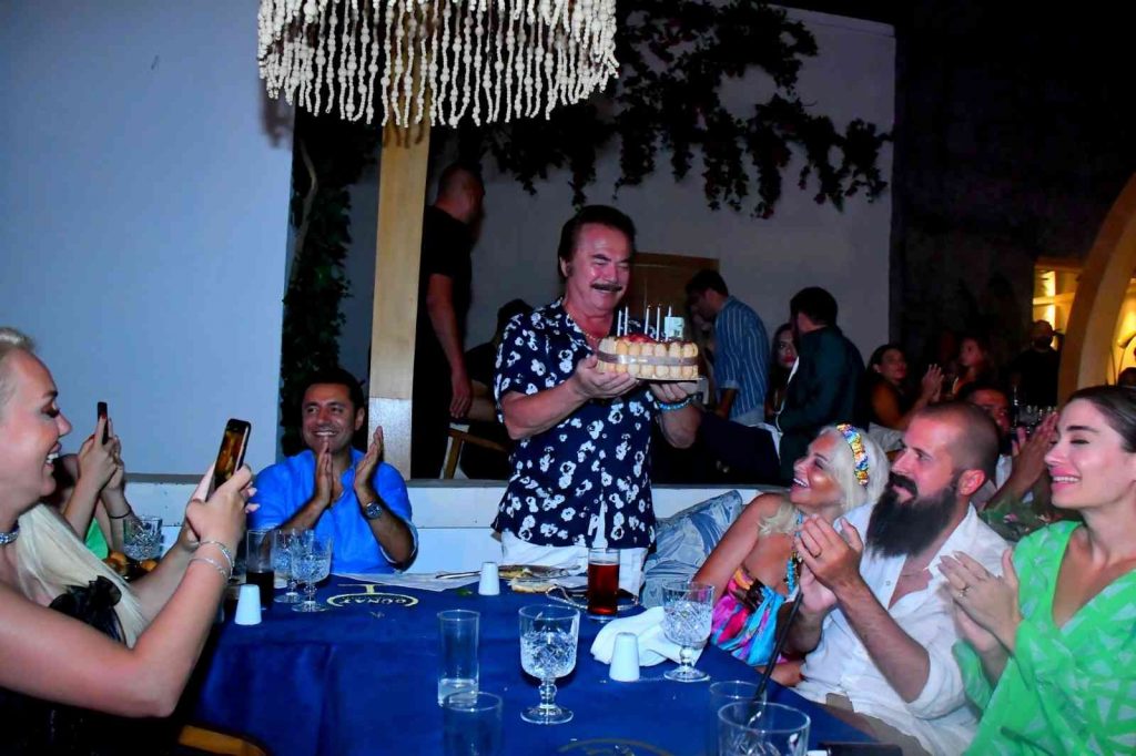 Orhan Gencebay’a Bodrum’da doğum günü sürprizi