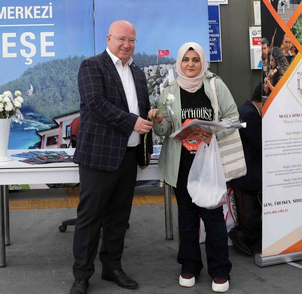 Üniversite öğrencilerine Başkan Gümüş’ten karanfilli karşılama