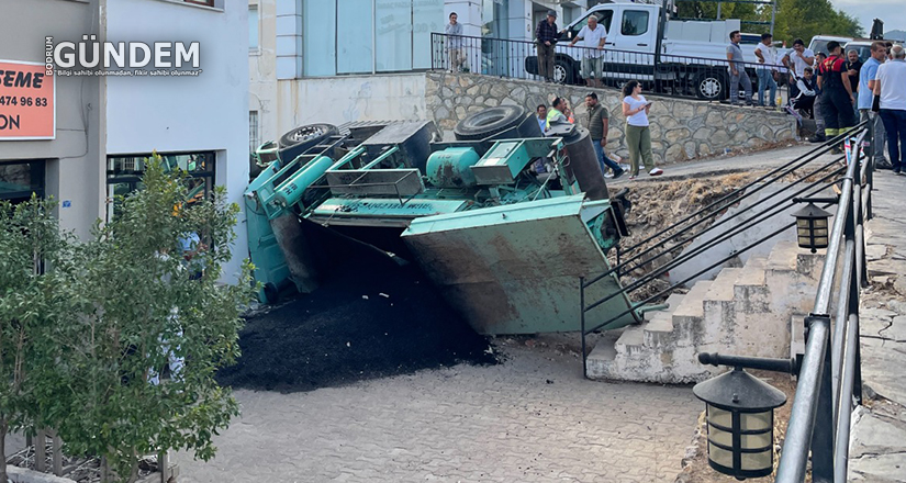 Asfalt kamyonu, iş yerinin bahçesine devrildi
