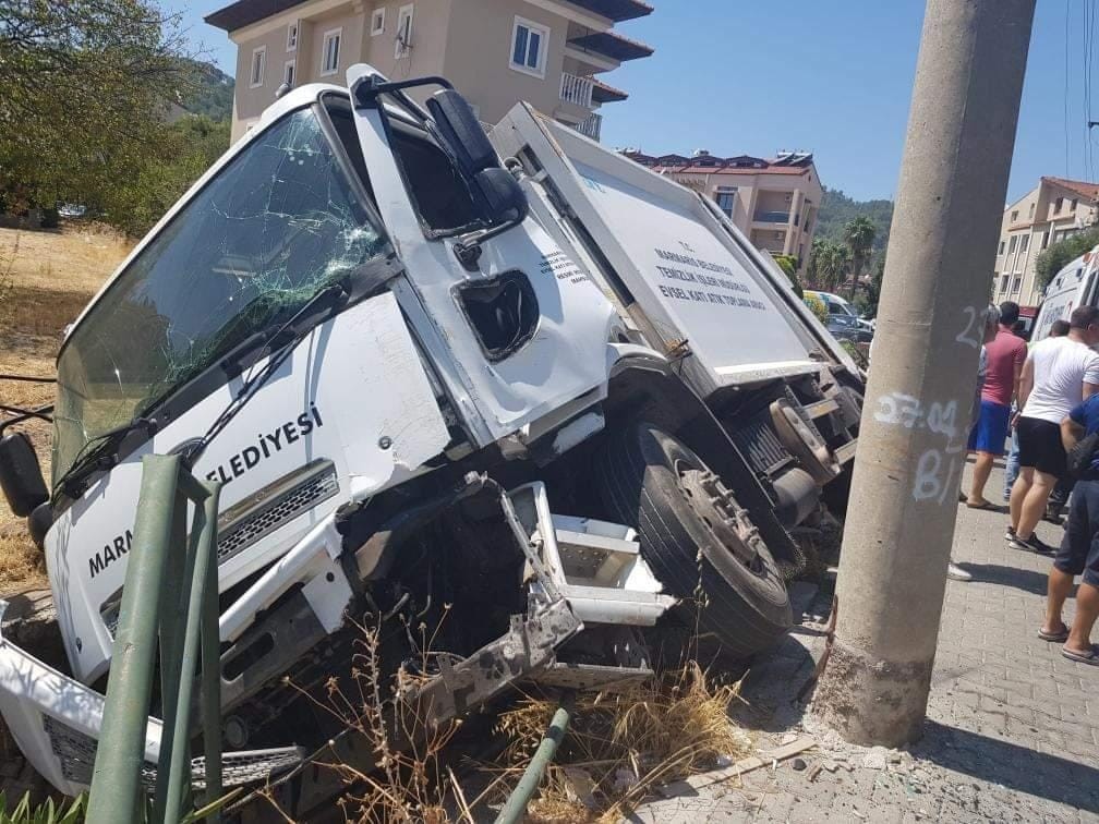 Çöp kamyonu kaza yaptı: 3 yaralı