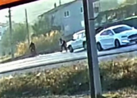 10 yaşındaki Enes’e kamyonetin çarpma anı güvenlik kamerasına yansıdı