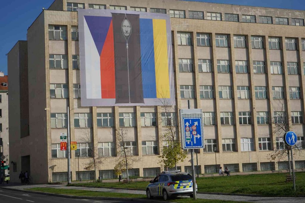 Çekya’da bakanlık binasına Putin’in ceset torbasında fotoğrafı asıldı