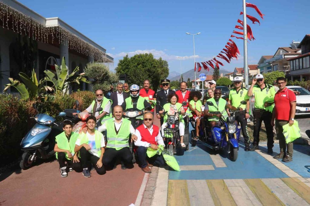 Fethiye’de motosiklet sürücülerine “Reflektif Yelek” dağıtıldı