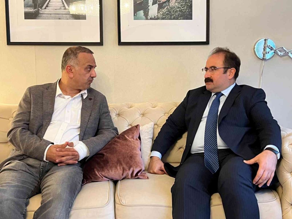 Frankfurt Başkonsolosu Tunçer’den FETÖ yandaşlarının saldırısına uğrayan gazeteciye geçmiş olsun ziyareti